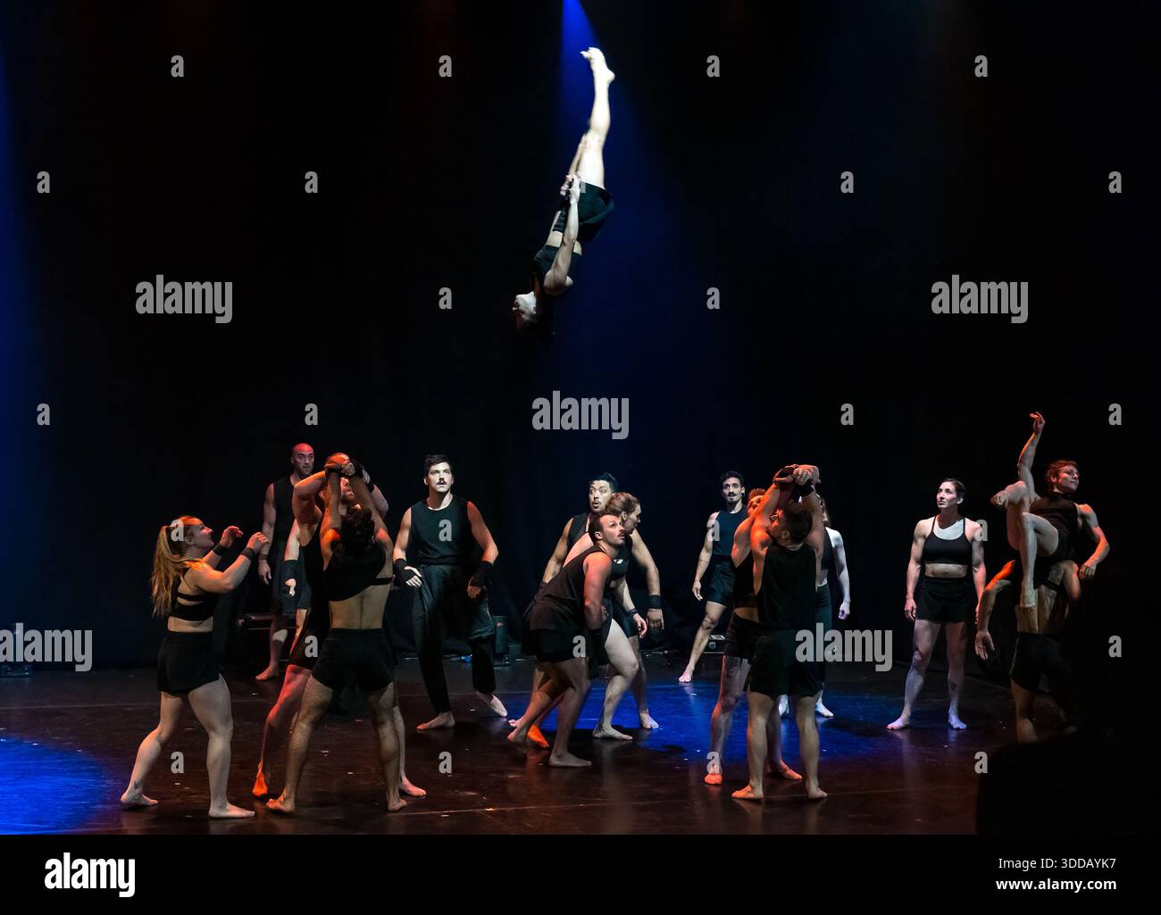 Die Genesis Akrobatik Gruppe Fringe Show, Assembly Launch, Edinburgh Festival Fringe, Schottland, Großbritannien Stockfoto