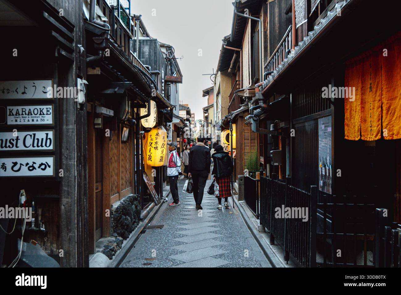 Stimmungsvolle Pontocho Alley mit Geschäften und Restaurants, Kyoto, Japan Stockfoto
