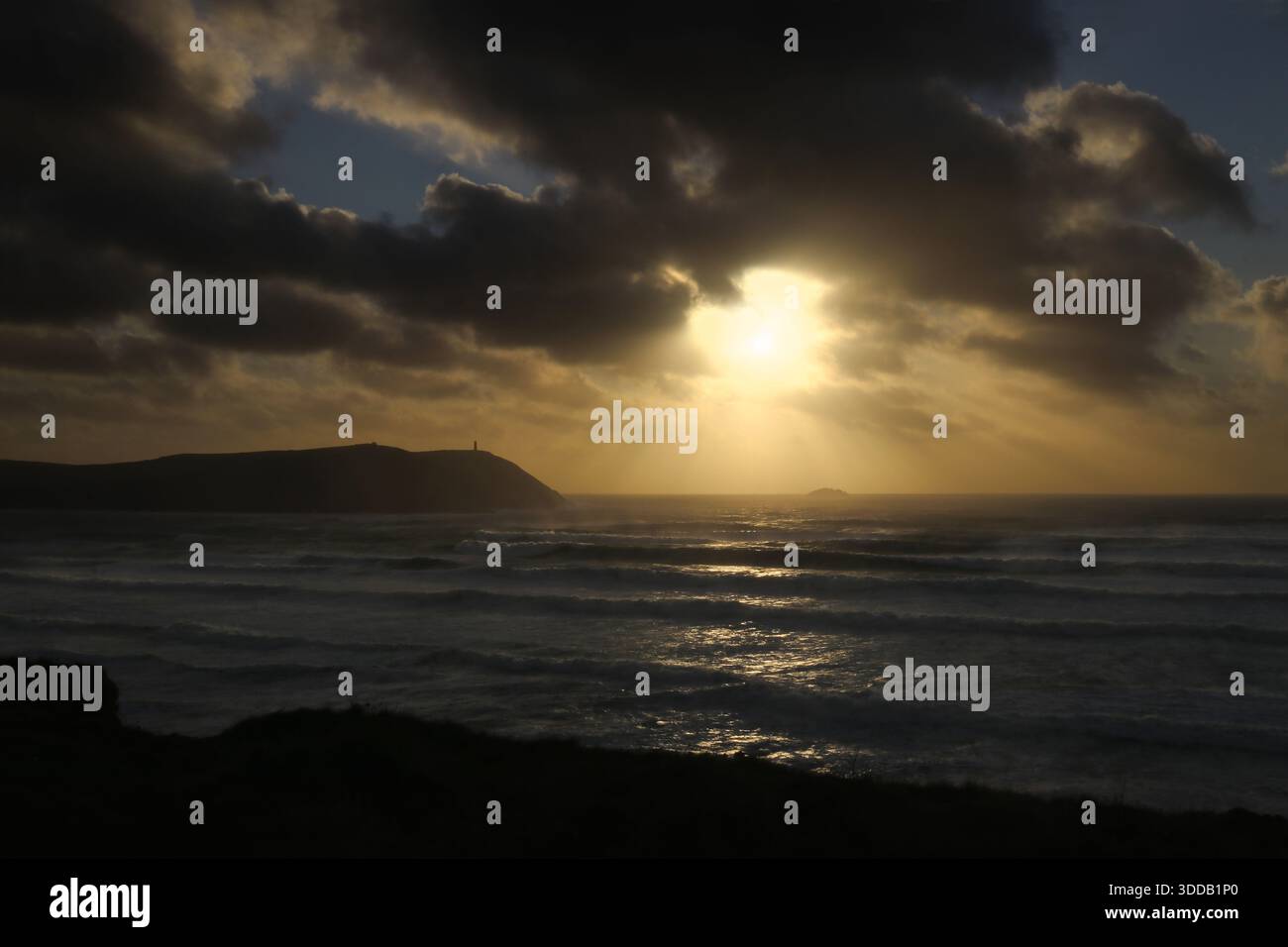 Sonnenuntergang über Padstow Bay mit Blick auf Stepper Point und Gulland Rock von Polzeath, North Cornwall, Großbritannien Stockfoto