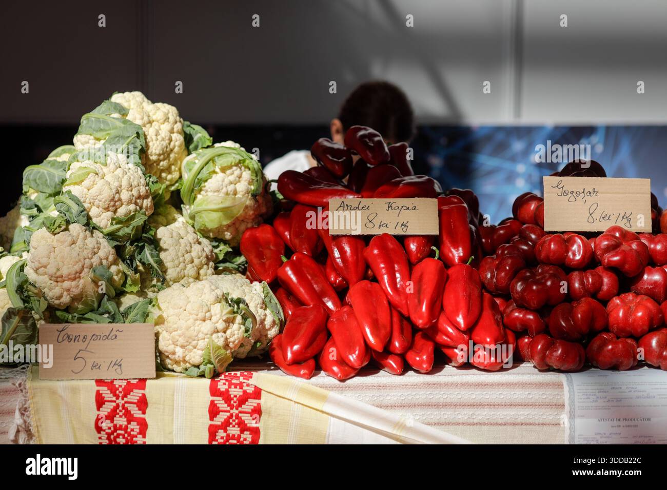 Blumenkohl und rote Paprikas und Paprika zum Verkauf auf einem rumänischen Markt in Bukarest. Stockfoto