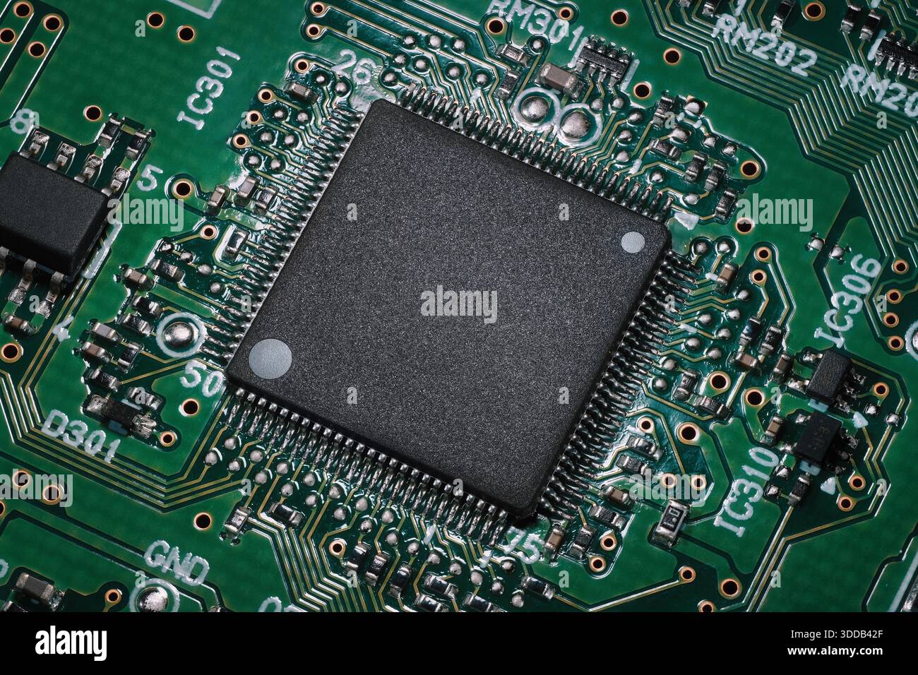 Halbleiter auf einer Leiterplatte. Makroaufnahme eines Chips, der in ein modernes elektronisches Gerät integriert ist Stockfoto