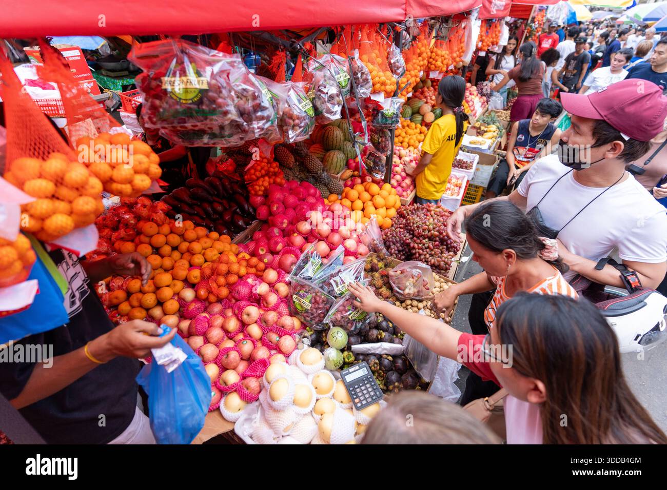 Überfüllter Obststand auf einem belebten öffentlichen Markt auf den Philippinen Stockfoto