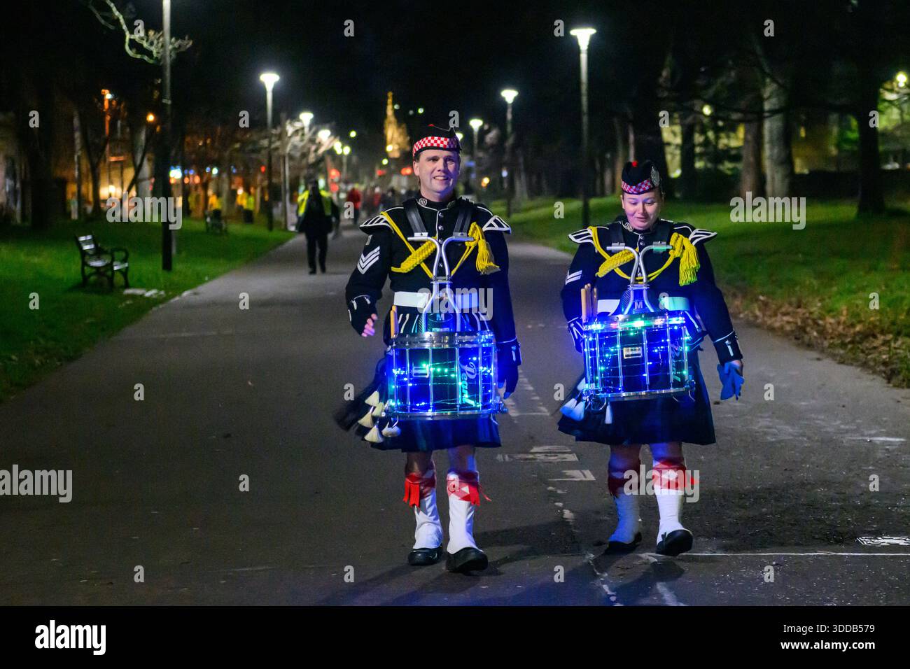 Pfeifenbandtrommler laufen auf die Wiesen, um sich auf die diesjährige Fackelprozession vorzubereiten, die den Beginn der größten Party Schottlands, hogmanay, markiert. Stockfoto