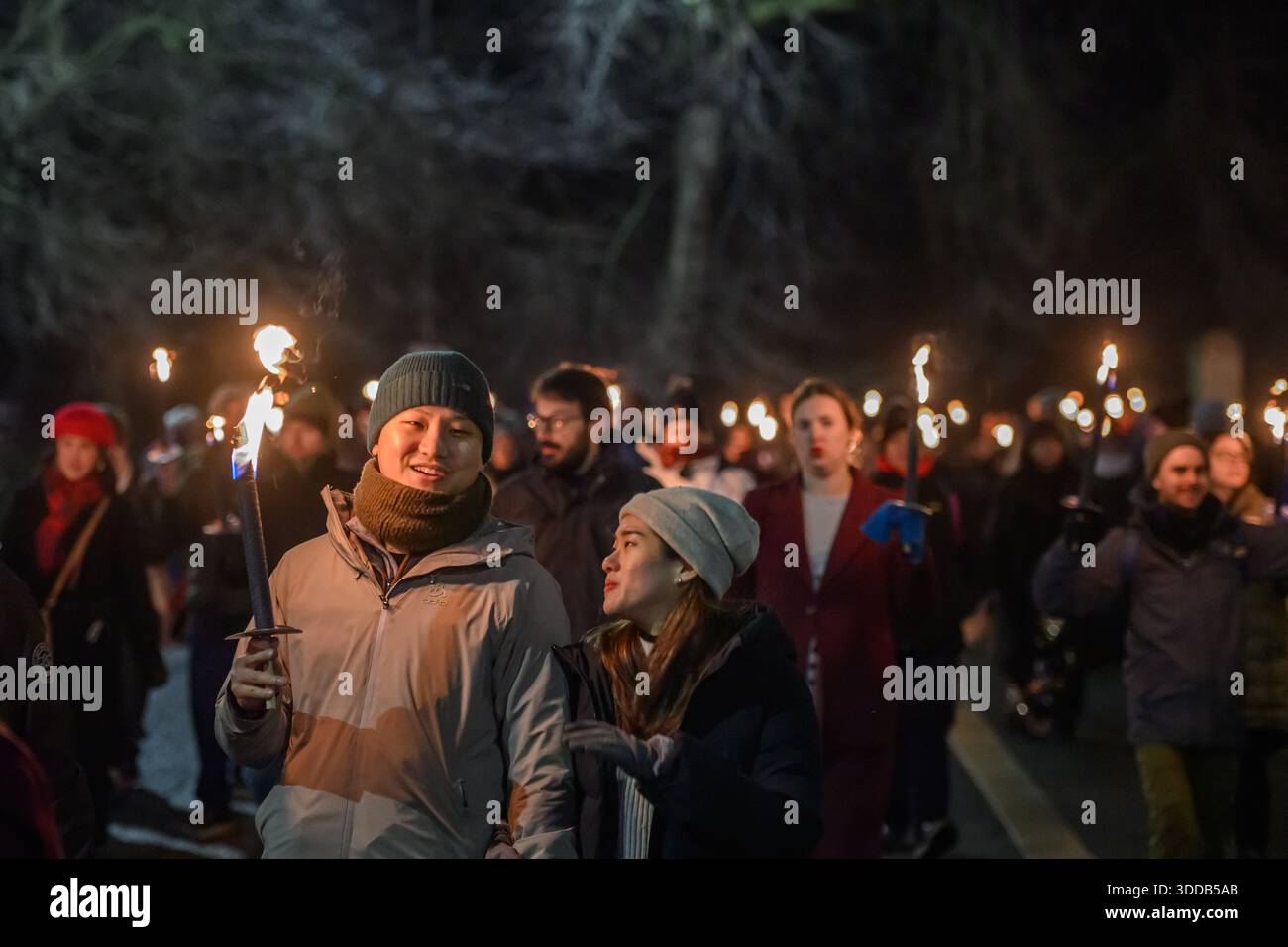 Freunde und Familien, Bewohner und Besucher treffen sich zum Jahresende 2025, indem sie an der jährlichen Fackelprozession von den Meadows über die Royal Mile zum Stadtzentrum von Edinburgh teilnehmen Stockfoto
