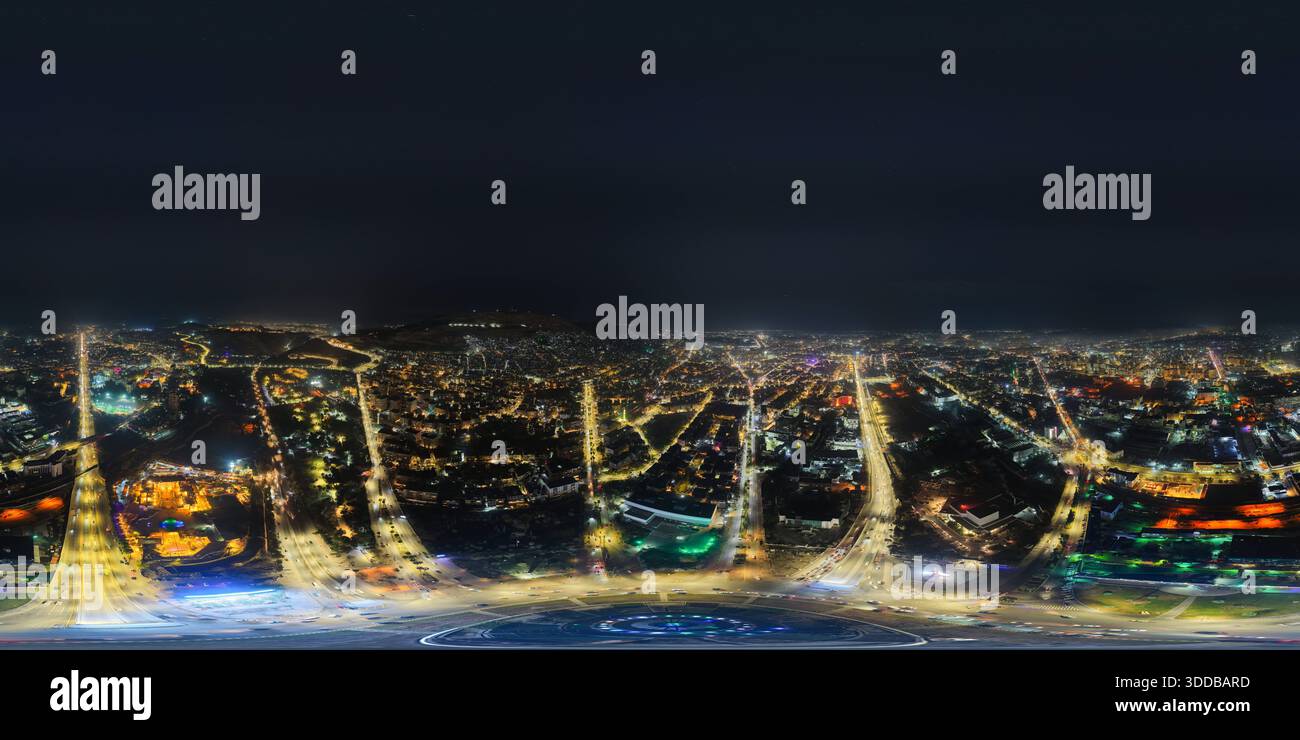 360-Grad-Nachtaufnahme von Damaskus in Damaskus, Syrien, am 29. Dezember 2025 fängt ein 360-Grad-Luftbild die syrische Hauptstadt bei Nacht ein, zeigt die Stadt vollständig beleuchtet und bietet einen Panoramablick auf Damaskus, wenn das Jahr zu Ende geht. Damaskus Syrien Copyright: XMohammadxBashirxAldaherx Stockfoto