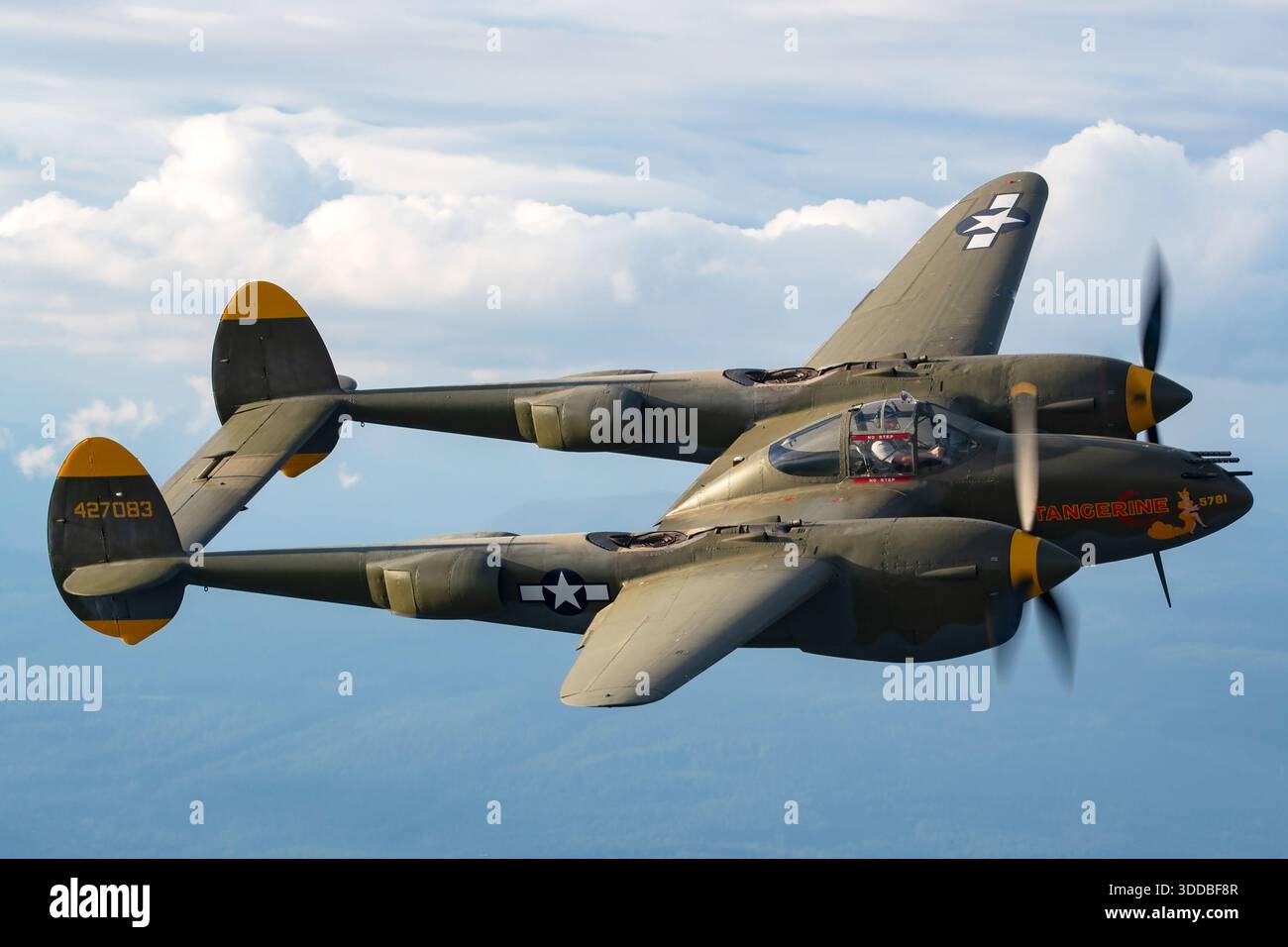 Ein Lockheed P-38L Lightning Fighter Aircraft, registriert als N2114L, wird 2025 während der Abbotsford International Airshow in Kanada gezeigt. Das Flugzeug zeigt eine charakteristische Nasenart, Farbmarkierungen und Identifikationsnummern, die dem Typ zugeordnet sind. Das Bild konzentriert sich auf das Design mit zwei Auslegern, die Propellerkonfiguration und die Flugeigenschaften dieses restaurierten historischen Militärflugzeugs. Stockfoto