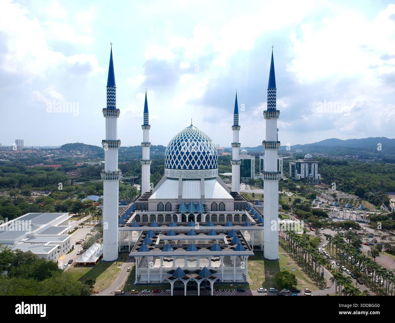 Atemberaubende Luftaufnahme der Blauen Moschee in Malaysia mit ihrer berühmten Kuppel und vier hoch aufragenden Minaretten. Stockfoto