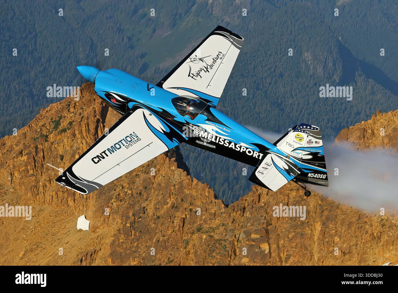 Auf der Abbotsford International Airshow, Kanada, 2025 aufgenommen, zeigt die Zivko Edge 540 mit der Registrierung N540SG Kunstflug mit einer Nahaufnahme des Piloten im Cockpit. Der einmotorige Tiefflügel-Monoplane zeigt komplexe Rollen, Schleifen und Präzisionsmanöver. Cockpit-Instrumente, Kontrollstab und Haube sind deutlich sichtbar, was den Schwerpunkt des Flugzeugs auf Agilität, Manövrierfähigkeit und Kunstflugleistung für Wettbewerbs- und Demonstrationsflüge unterstreicht. Stockfoto