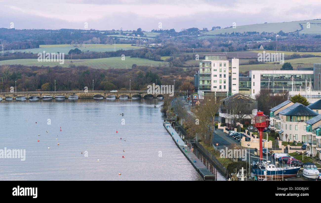 Blick aus der Vogelperspektive auf die Avoca Bridge und das moderne Arklow Flussufer mit neuen Gebäuden und Wicklow Hills, die sich in der Ferne erheben. Stockfoto