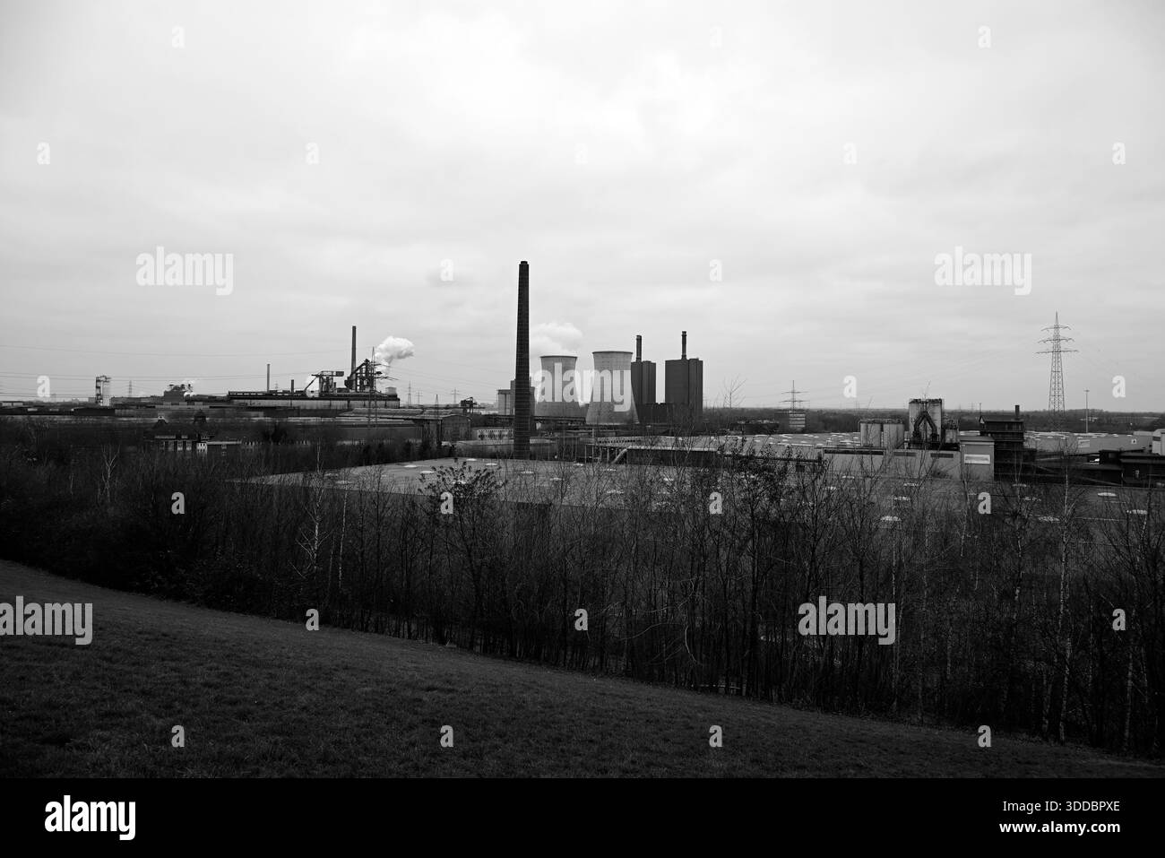 Skyline des Ruhrgebiets. Grauer und bewölkter Himmel mit Schornsteinen und Industrieanlagen. Stockfoto