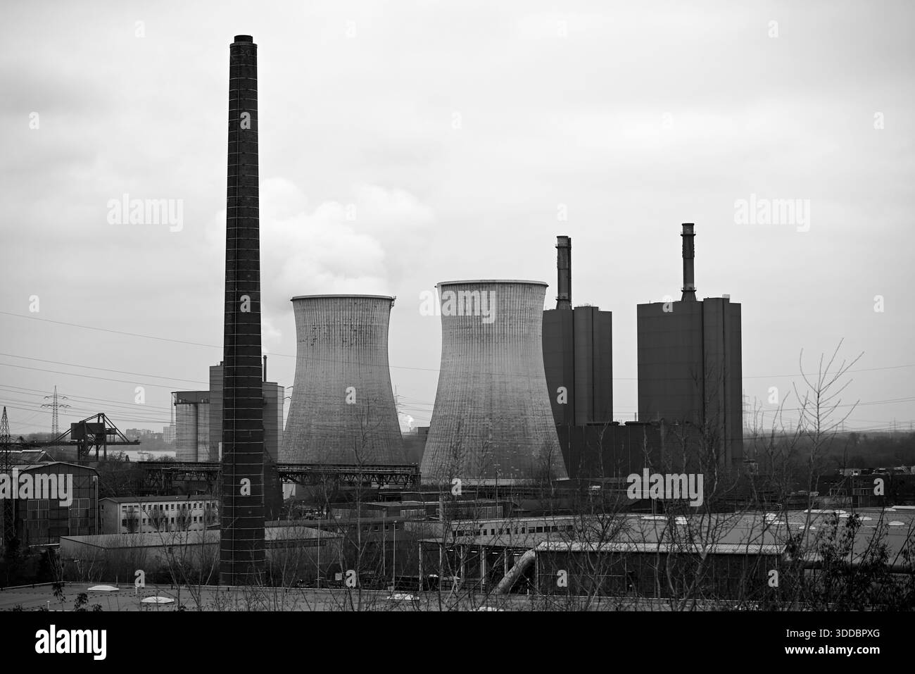 Skyline des Ruhrgebiets. Grauer und bewölkter Himmel mit Schornsteinen und Industrieanlagen. Stockfoto