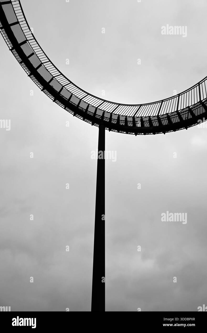 Treppe zum Himmel im ruhrgebiet. Schwarz-weiße Treppen. Isoliert vor bewölktem Himmel. Stockfoto