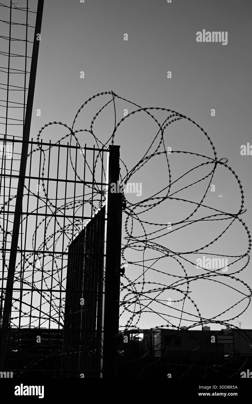 Geschütztes Hafengebiet der Normandie. Mit Stacheldraht geschütztes Hafengebiet in der normandie von Dünkirchen. Stockfoto