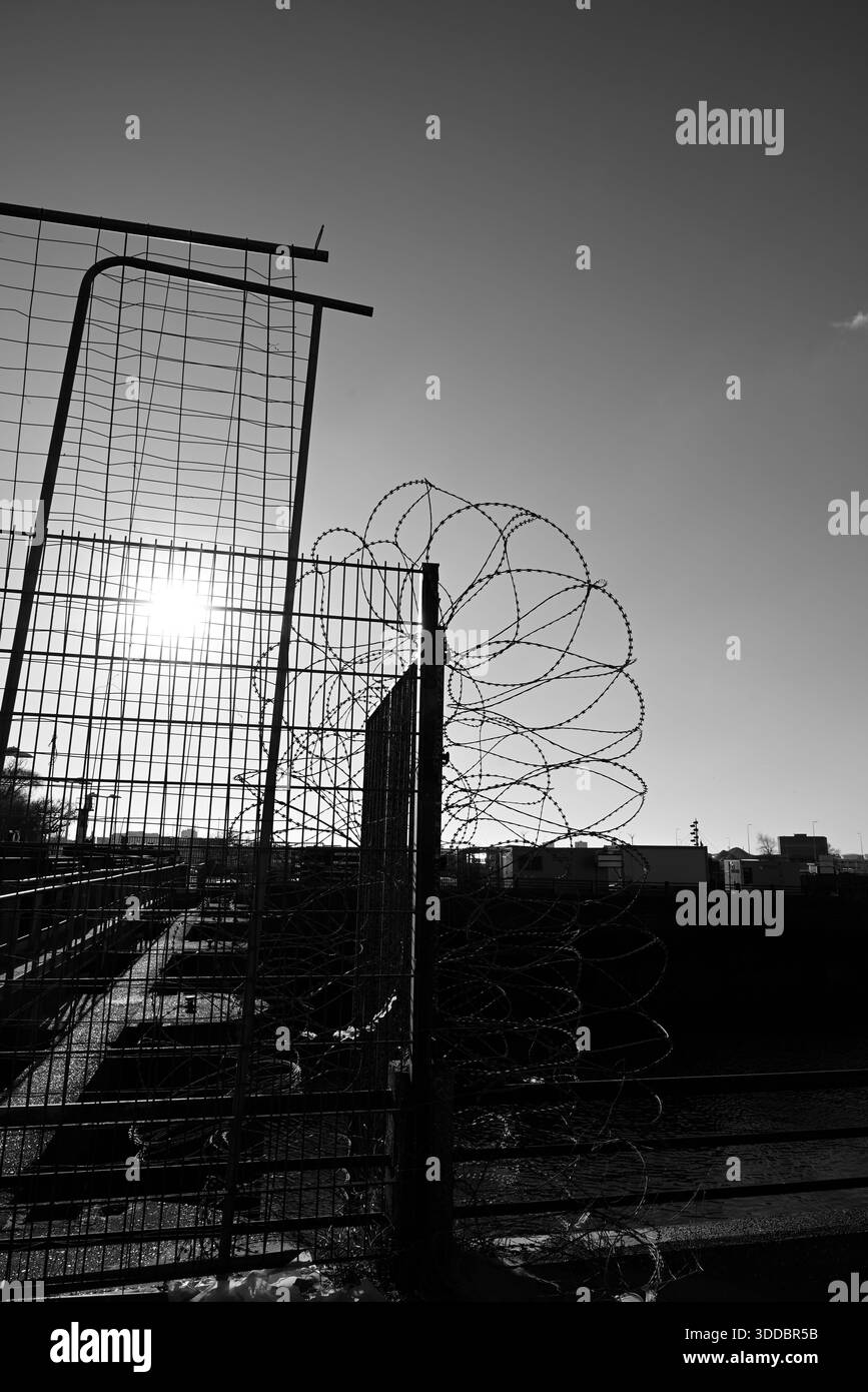 Geschütztes Hafengebiet der Normandie. Mit Stacheldraht geschütztes Hafengebiet in der normandie von Dünkirchen. Stockfoto