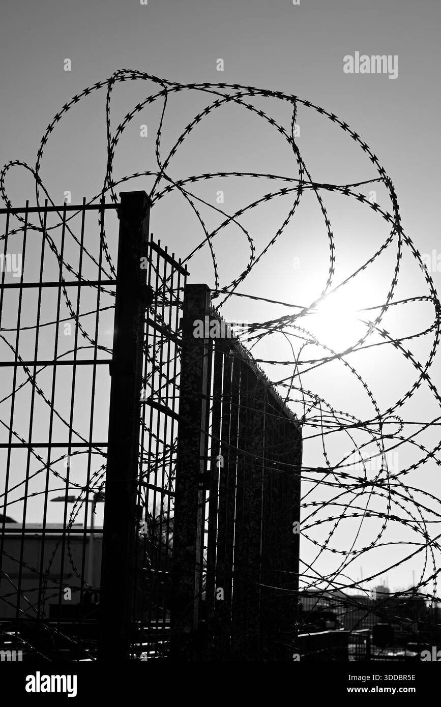 Geschütztes Hafengebiet der Normandie. Mit Stacheldraht geschütztes Hafengebiet in der normandie von Dünkirchen. Stockfoto