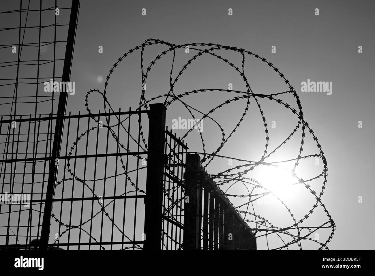Geschütztes Hafengebiet der Normandie. Mit Stacheldraht geschütztes Hafengebiet in der normandie von Dünkirchen. Stockfoto