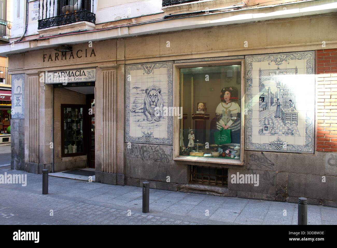 Straßen rund um Lavapiés/Embajadores mit Regenbogenflaggen, Madrid (aufgenommen im Juli 2024) Stockfoto