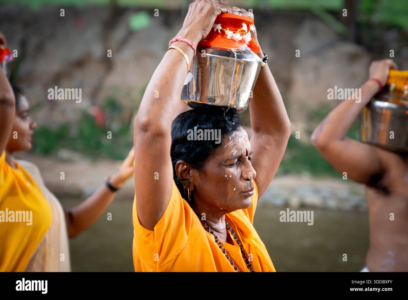 Kuala Lumpur, Malaysia - 4. Februar 2023: Hindu-Anhänger mit einem Milchtopf (Paal Kudam) während der morgendlichen Rituale des Thaipusam-Festivals in Malaysia. Stockfoto