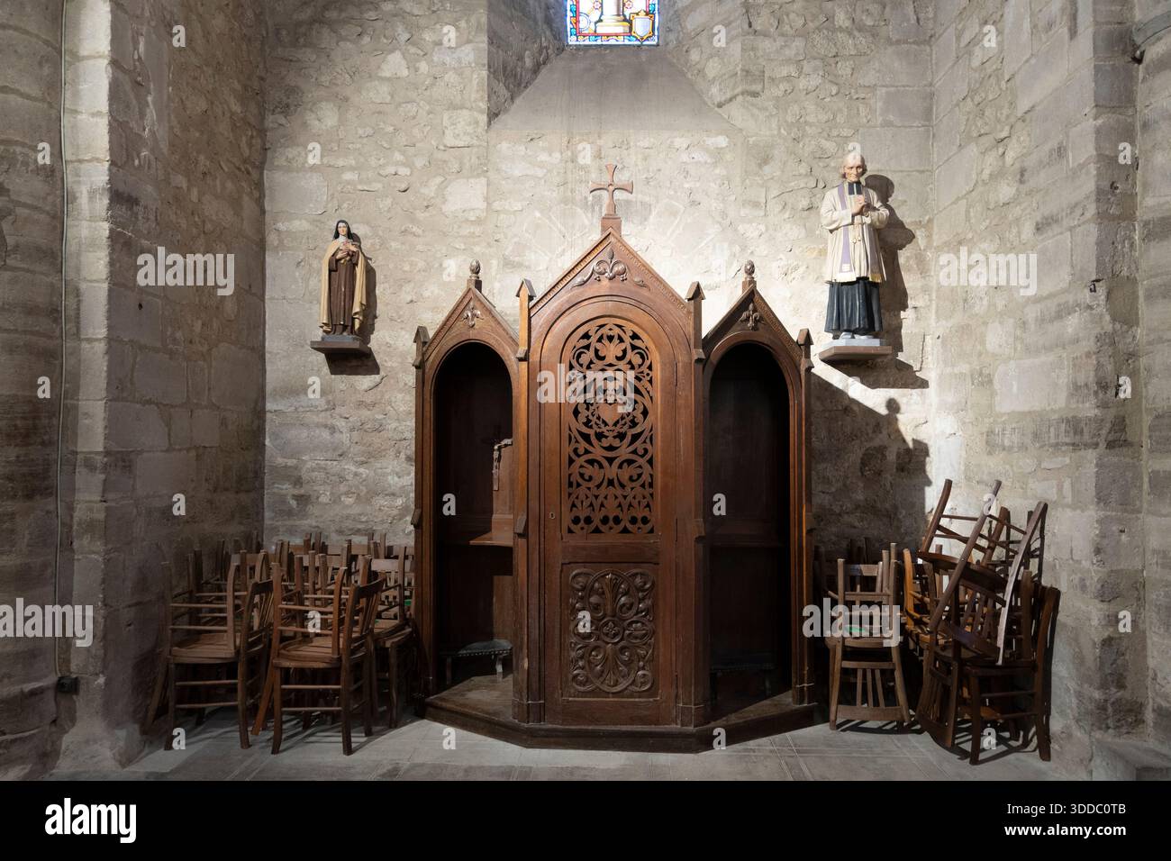 Beichtstuhl der Kirche St. Jean Baptiste. Departement Allier, Auvergne-Rhone-Alpes. Frankreich. Europa Stockfoto