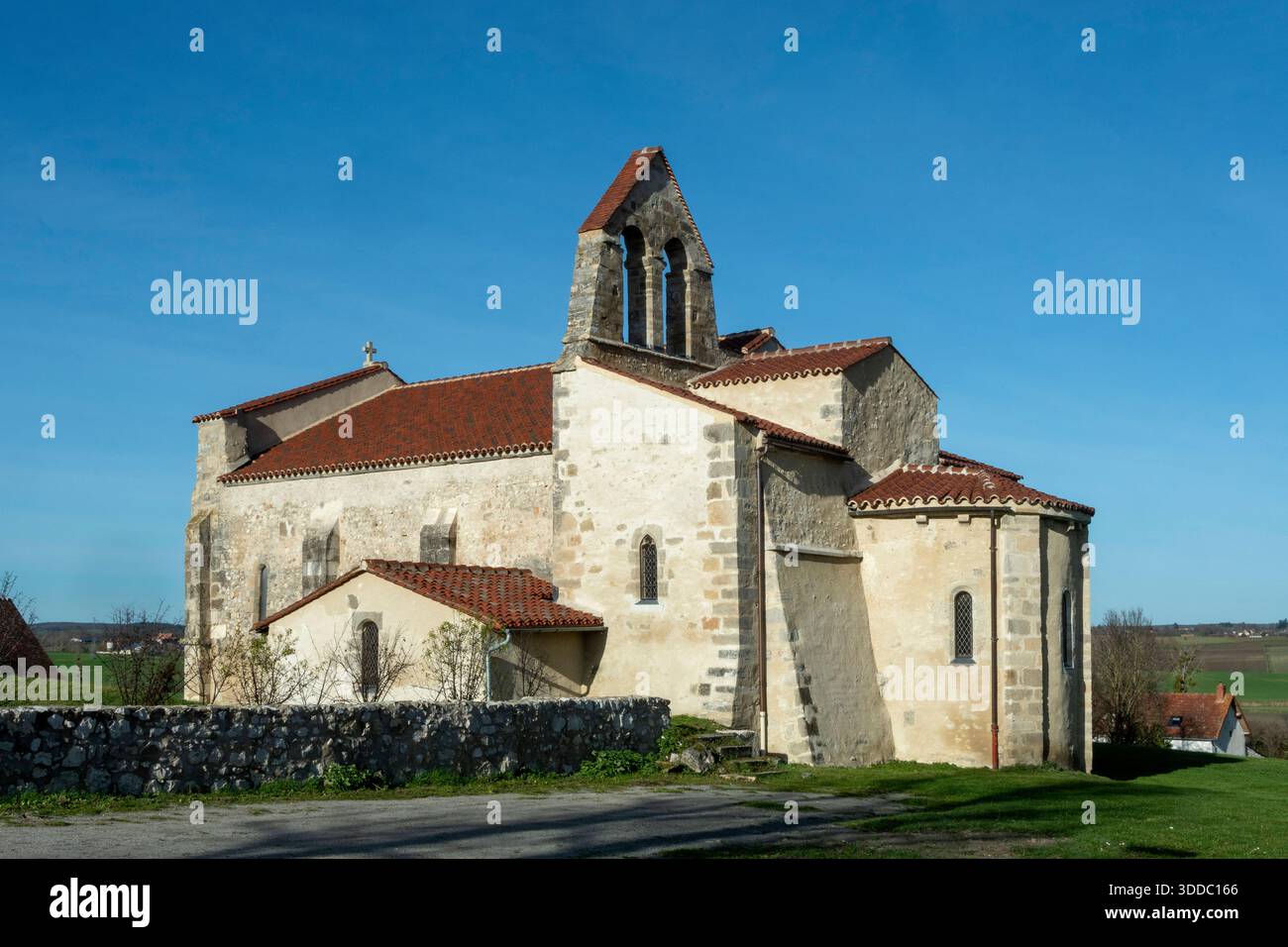 St. Andrew's Church, romanische Kirche von Taxat-Senat. Allier-Abteilung. Auvergne Rhone Alpes. Frankreich. Europa Stockfoto