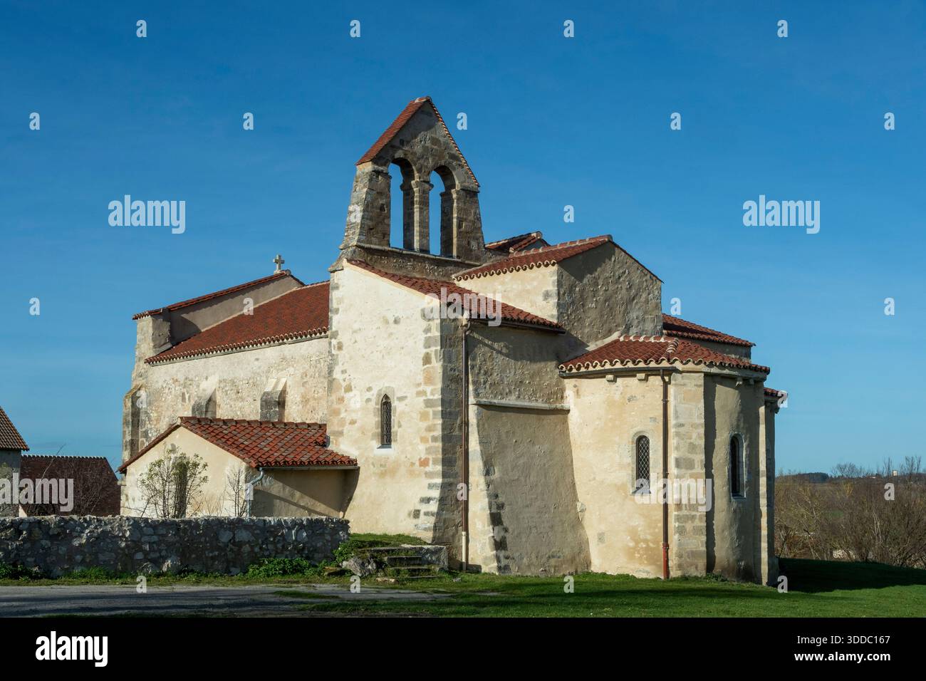 St. Andrew's Church, romanische Kirche von Taxat-Senat. Allier-Abteilung. Auvergne Rhone Alpes. Frankreich. Europa Stockfoto