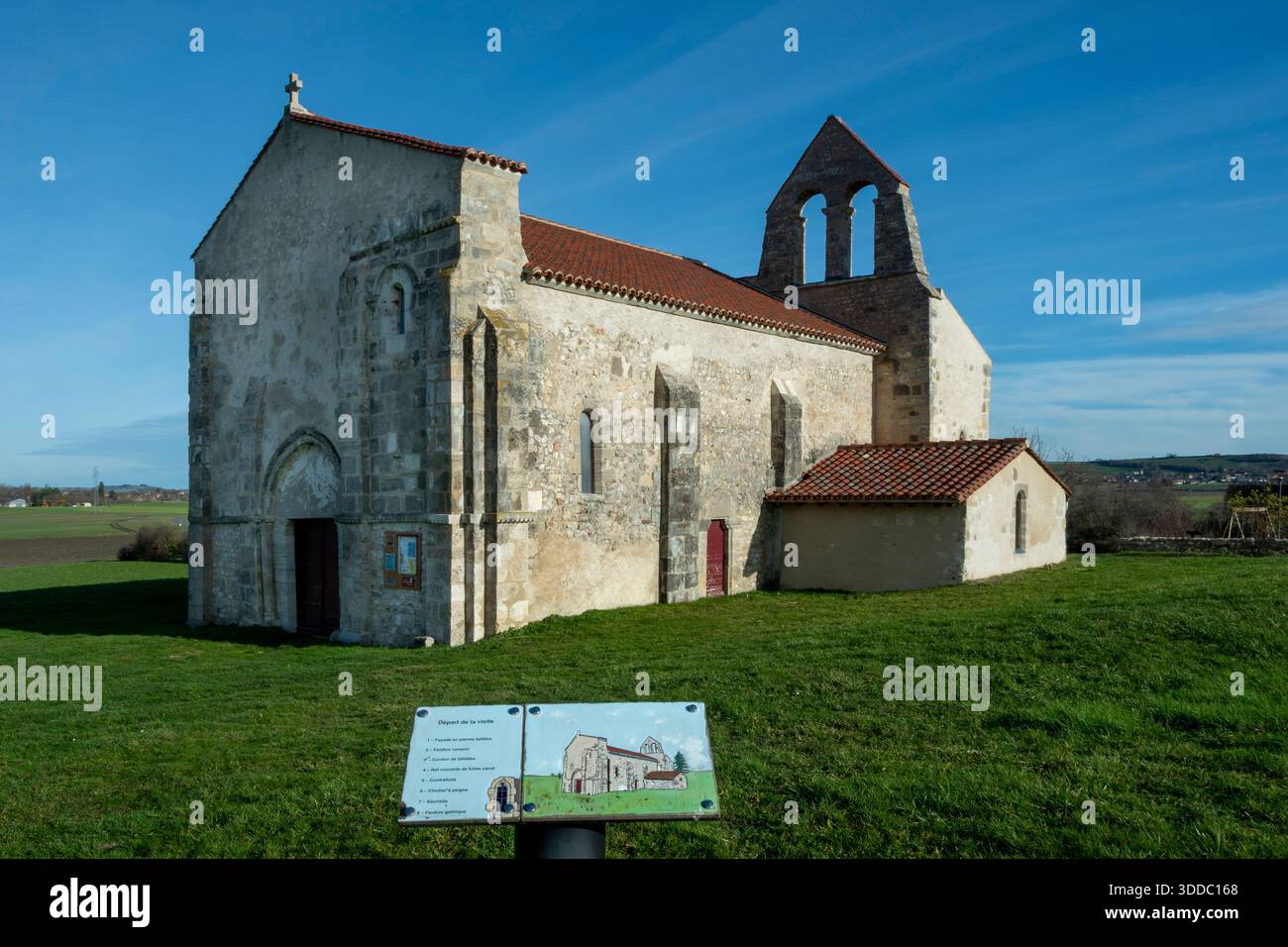 St. Andrew's Church, romanische Kirche von Taxat-Senat. Allier-Abteilung. Auvergne Rhone Alpes. Frankreich. Europa Stockfoto