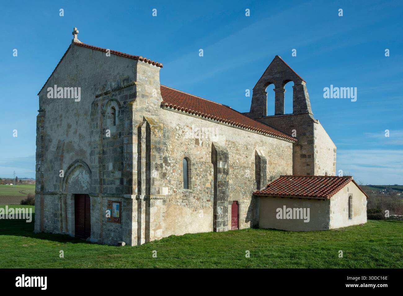 St. Andrew's Church, romanische Kirche von Taxat-Senat. Allier-Abteilung. Auvergne Rhone Alpes. Frankreich. Europa Stockfoto