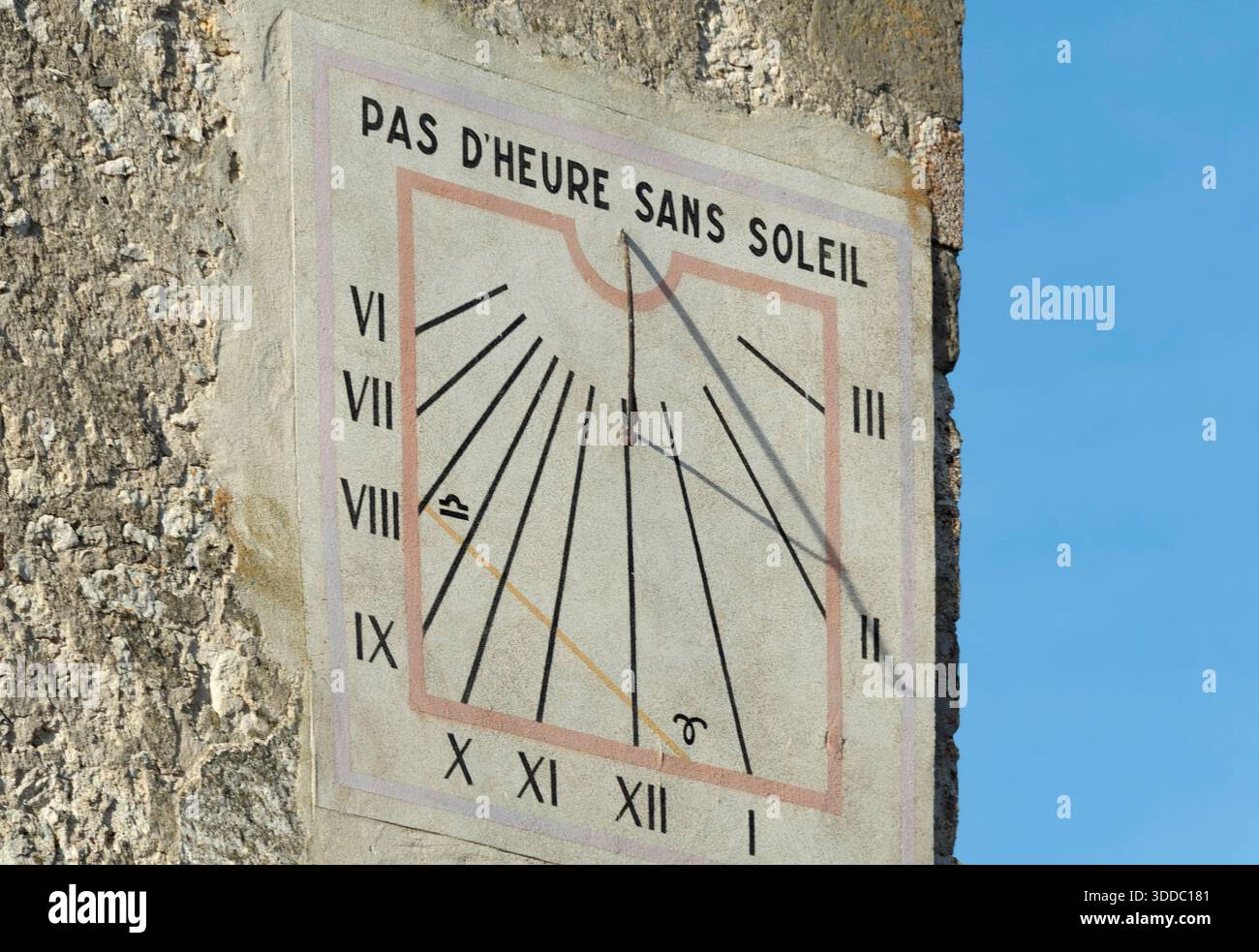 Charroux. Sundial auf dem Glockenturm. Allier-Abteilung. Auvergne-Rhone-Alpes.France. Europa Stockfoto