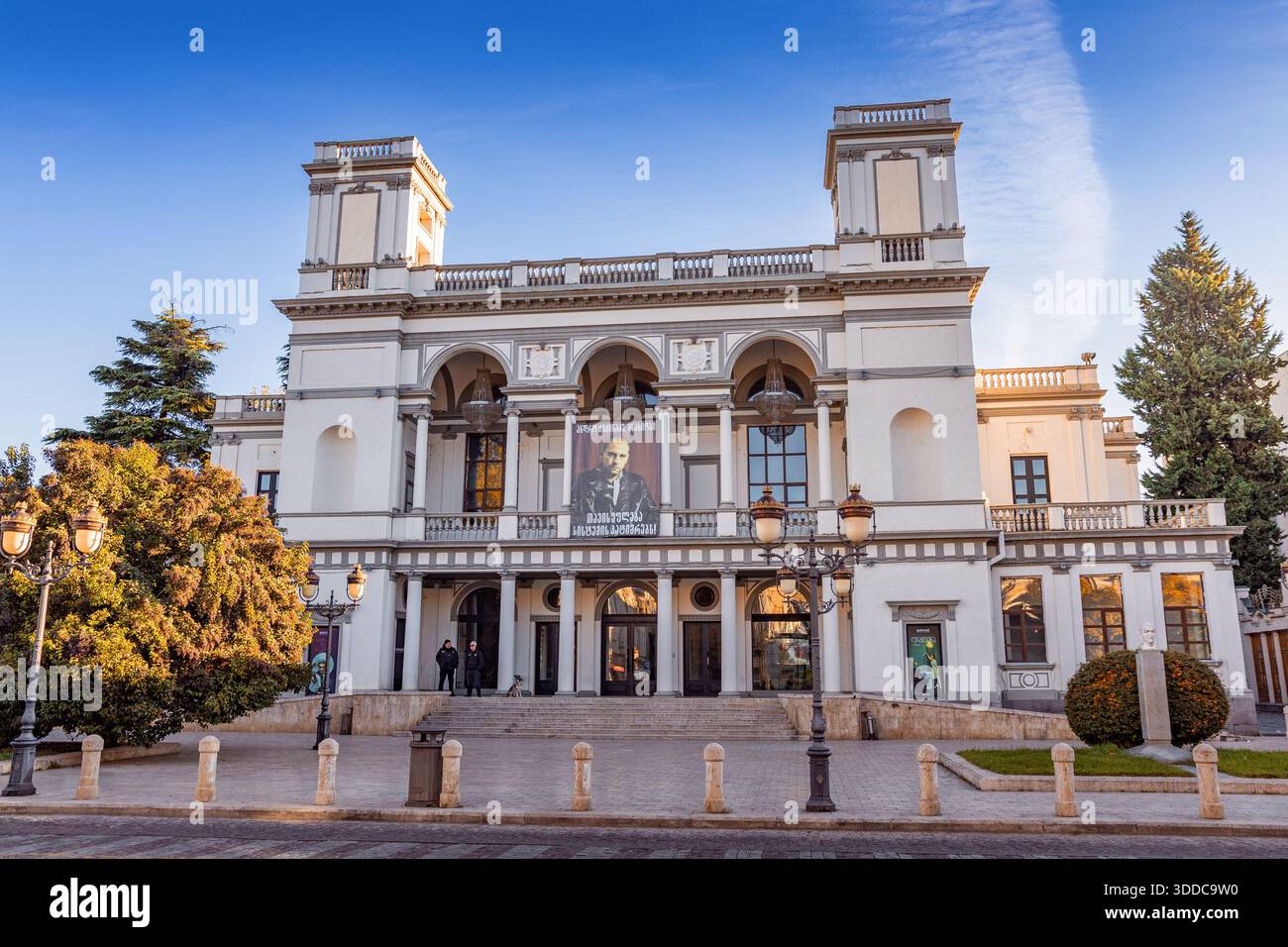 31. Oktober 2025, Tiflis, Georgien: Gebäude des georgischen Nationaltheaters unter hellblauem Himmel Stockfoto