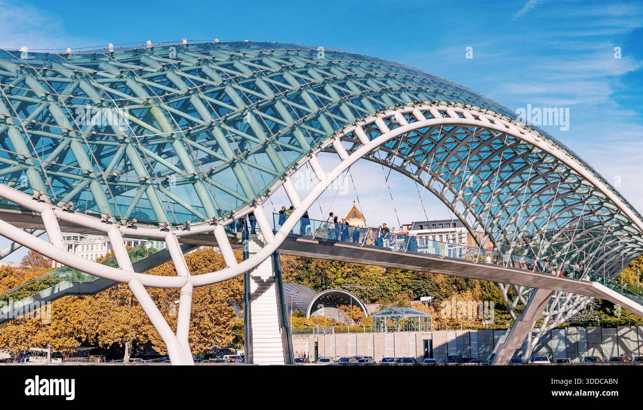 31. Oktober 2025, Tiflis, Georgien: Brücke des Friedens, ein ikonisches Fußgängergebäude, das altes und neues Tiflis verbindet Stockfoto