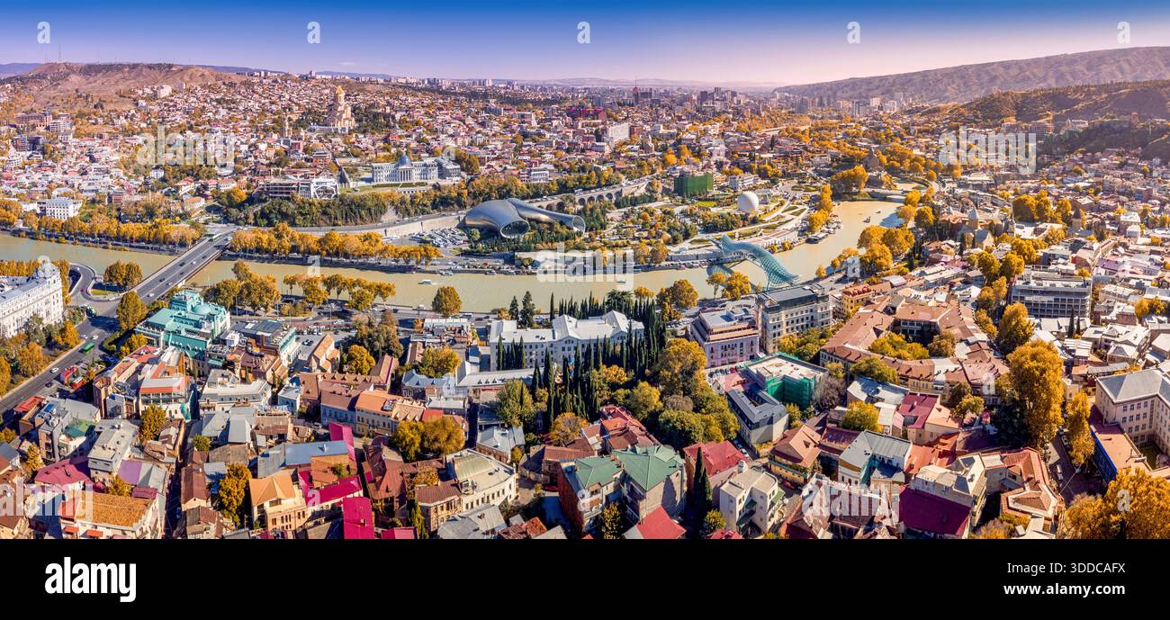 Tiflis Stadtbild mit dem Fluss Mtkvari, berühmten architektonischen Wahrzeichen und Herbstlaub aus der Vogelperspektive Stockfoto