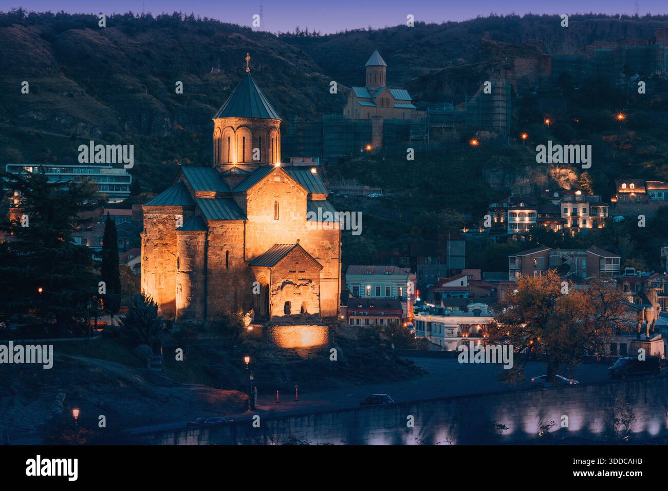 31. Oktober 2025, Tiflis, Georgien: Die Kirche Metekhi ist hell beleuchtet, mit Blick auf den Fluss Mtkvari und die Architektur des alten Tiflis mit Hügeln Stockfoto