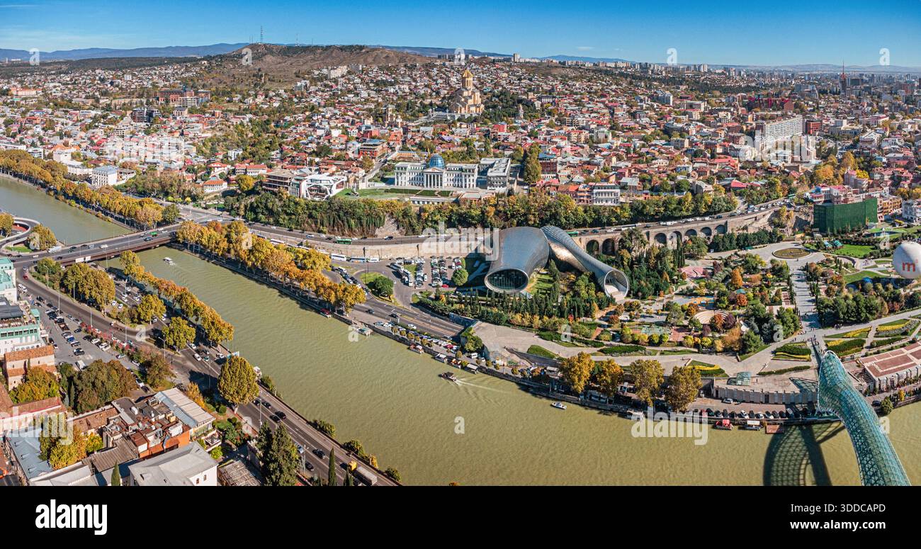 1. November 2025, Tiflis, Georgien: Stadtbild mit dem Fluss Mtkvari, berühmten architektonischen Wahrzeichen und Herbstlaub Stockfoto