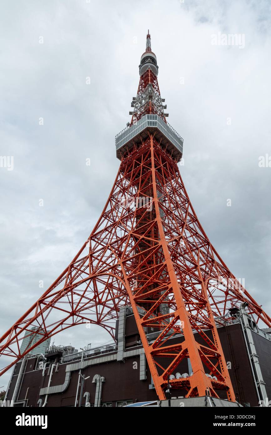 Tokio, Japan, 11.11.2025. Tokyo Tower, ein Sendeturm aus Metall, der 1958 im Stadtteil Minato Ward der japanischen Hauptstadt Tokio eröffnet wurde. Tokio, Jap Stockfoto