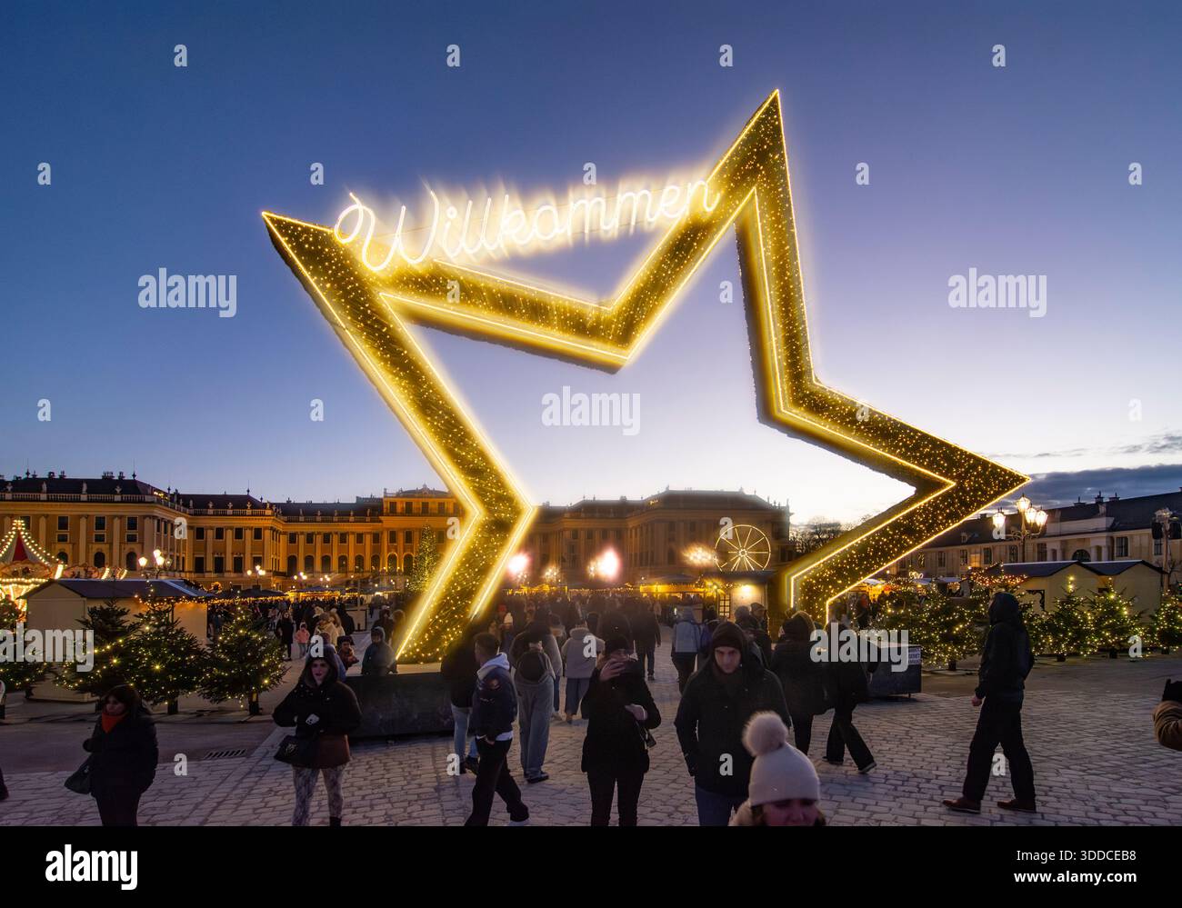 Wien: Weihnachtsmarkt Weihnachtsmarkt vor Schloss Schönbrunn 13. Hietzing, Wien, Österreich Stockfoto