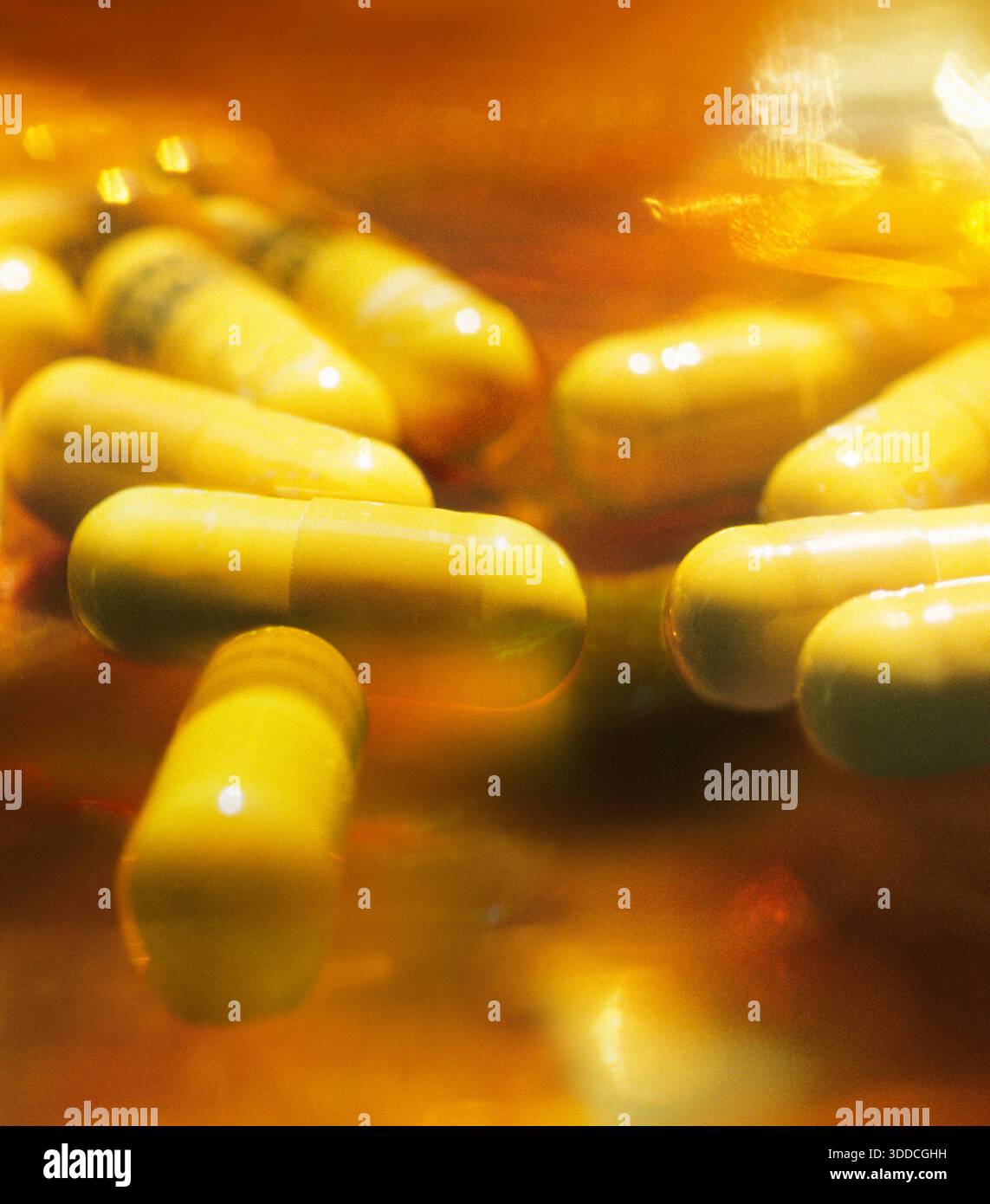 Kapseln Pillen, medizinische Medikamente, verschreibungspflichtige Medikamente, Nahaufnahme, Medikamente verschüttet aus Behälter Stockfoto