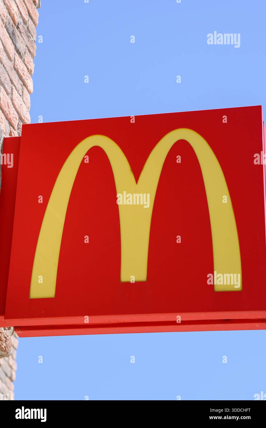 Antalya, Türkei - 27. Juni 2025: Nahaufnahme des McDonald's Logos auf dem Restaurantschild am Himmel. Die weltweit größte Fast-Food-Kette Stockfoto