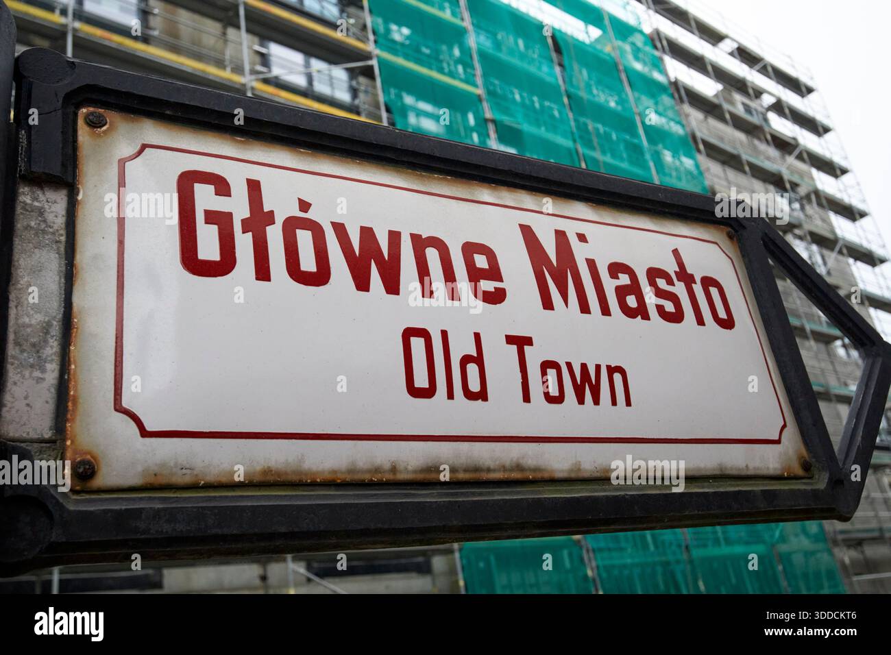 Schild für die Altstadt von Glowne miasto vor den modernen Baustellen danzig polen Stockfoto