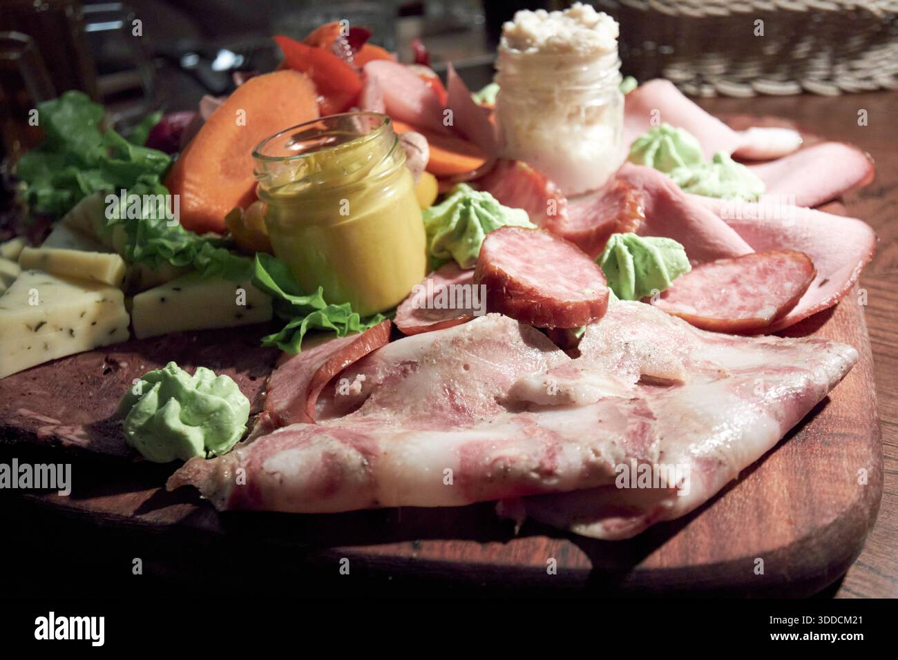 Platte mit Fleisch, Käse und fermentiertem Gemüse mit danzig polen Stockfoto