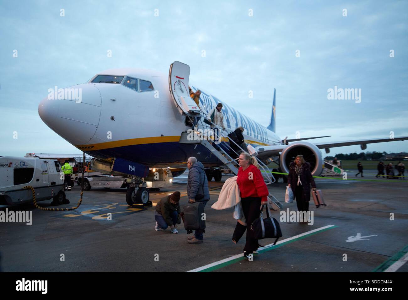 ryanair Flugzeug früh morgens Winteranflug belfast International Airport uk Stockfoto