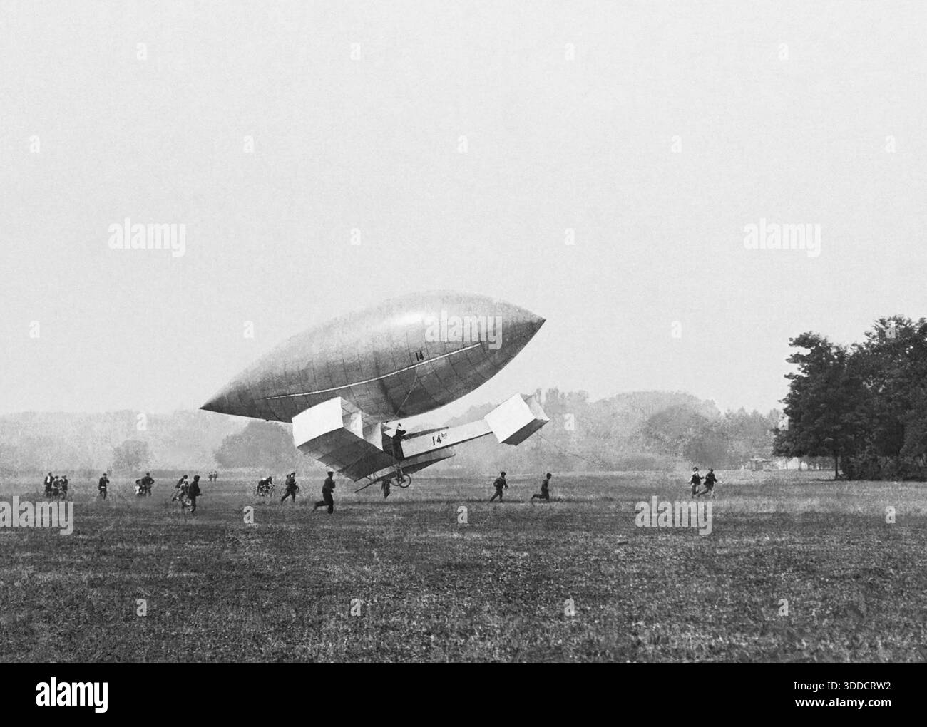 Alberto Santos-Dumont, 14-bis-Biplane-Flugtest, ausgesetzt von einem Luftschiff 1906 Stockfoto