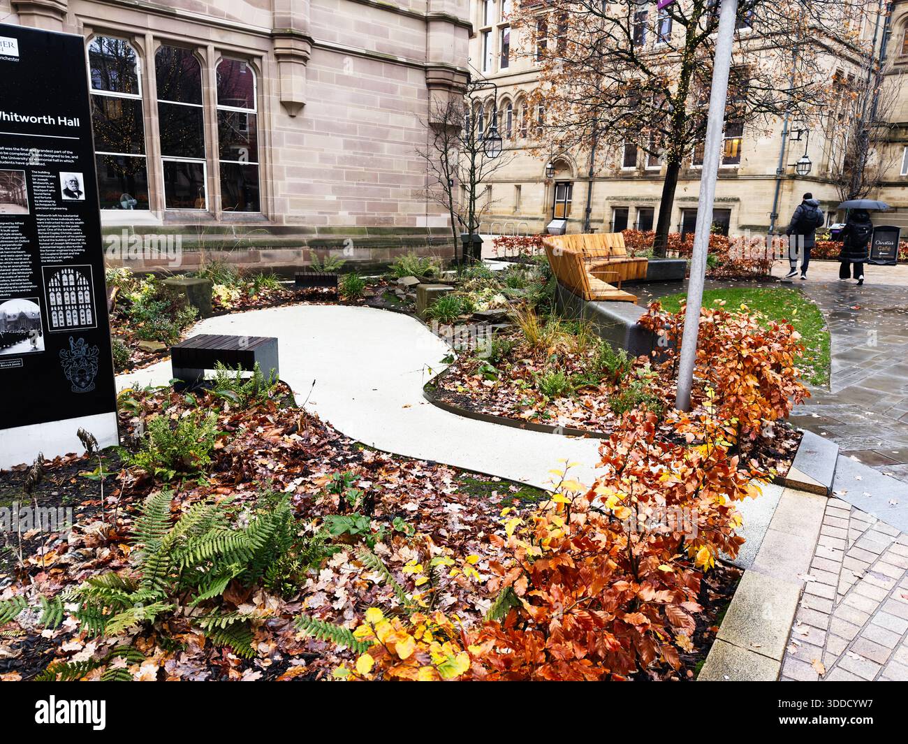 Manchester, Großbritannien - 06. Dezember 2025: Herbstgarten auf dem Campus von Manchester mit Sitzplätzen, Schildern und Spaziergängen. Stockfoto