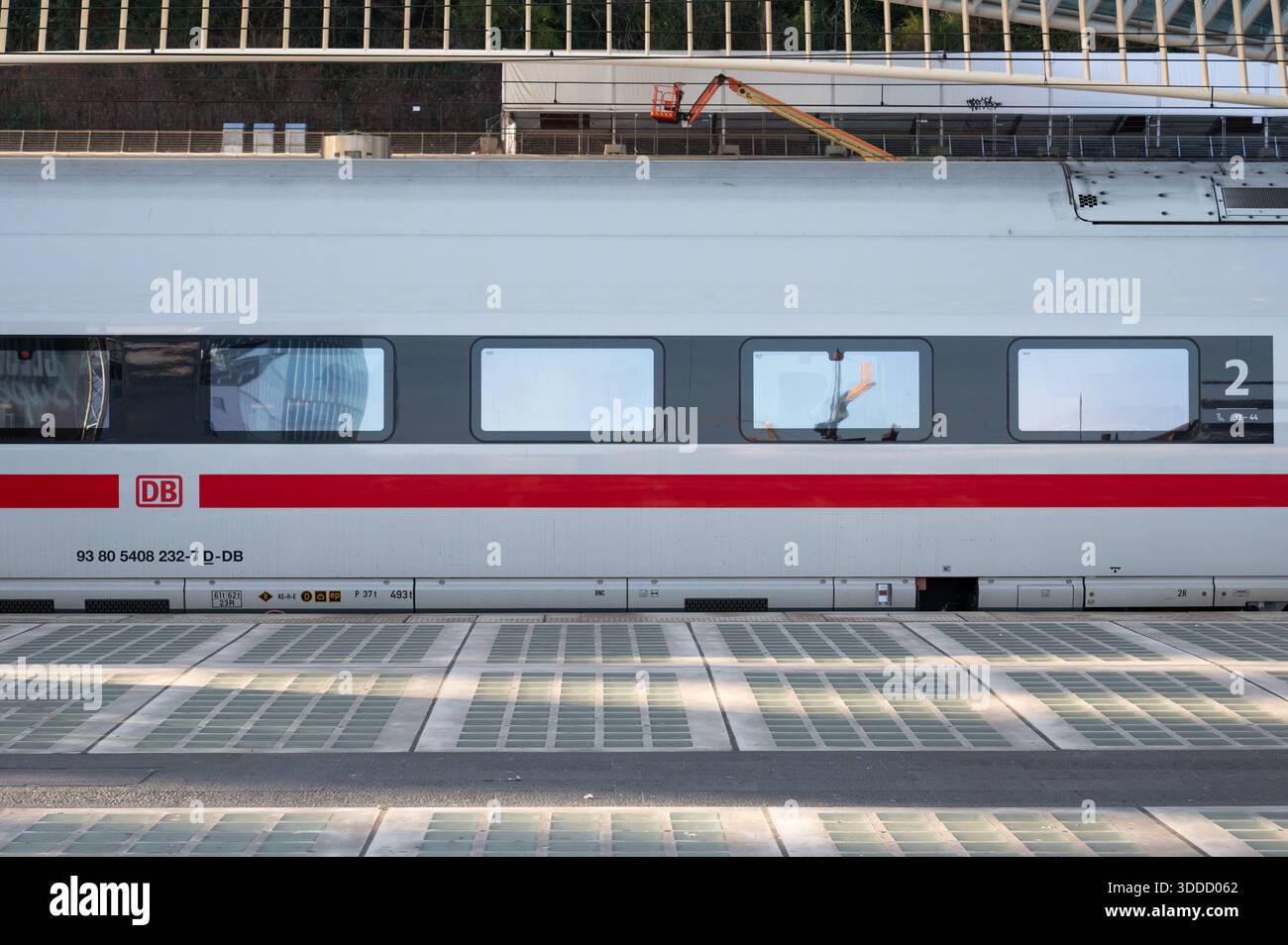 Ein ICE-Hochgeschwindigkeitszug der Deutschen Bahn an einem Bahnsteig im belgischen Bahnhof Lüttich-Guillemins, der internationale Verbindungen nach Köln betreibt Stockfoto