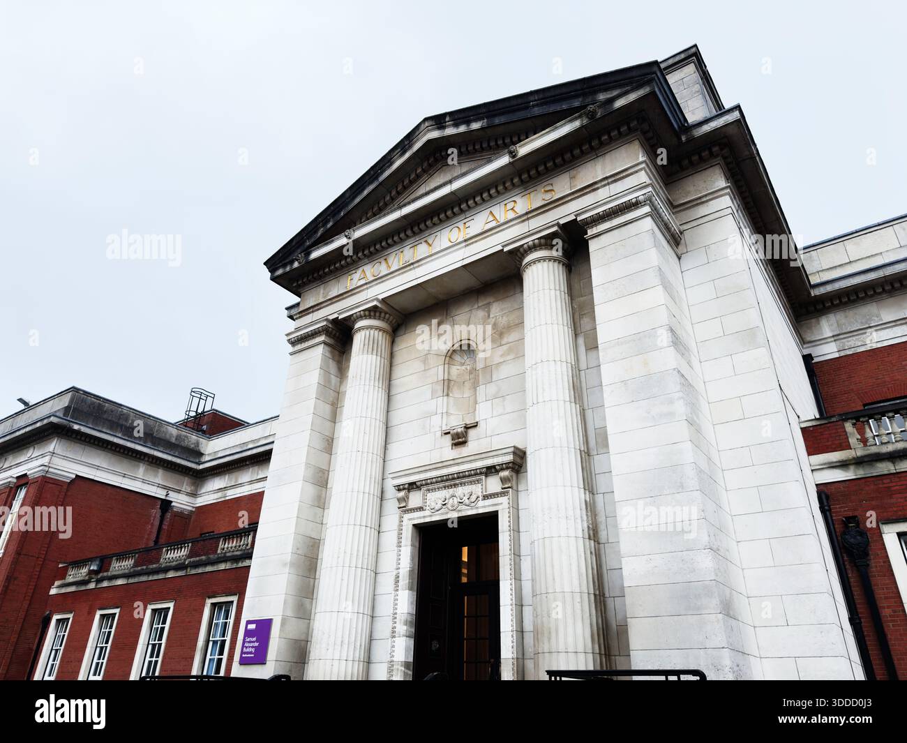 Manchester, Großbritannien - 06. Dezember 2025: Beeindruckendes neoklassizistisches Universitätsgebäude in Manchester mit hohen Säulen und Steinfassade. Stockfoto