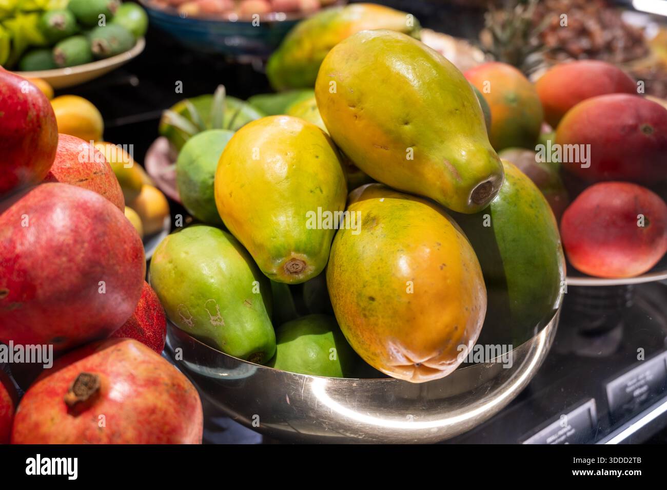 Auswahl an frischen exotischen Früchten wie Mango, tropische Drachenfrüchte, Litschi, Sternenfrüchte, bunt, saftig und mit natürlicher Süße und Nährstoffen, in Stockfoto