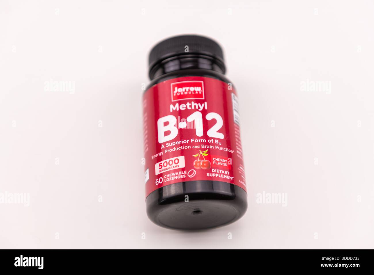 Naples, USA - 4. Mai 2022: Vitamin B12-Methyl-Nahrungsergänzungsmittel mit Kirschgeschmack nach Jarrow-Formeln isoliert auf weißem Hintergrund Stockfoto
