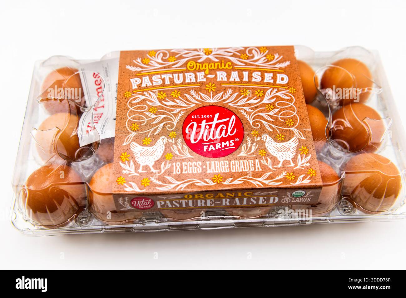 Naples, USA am 4. Mai 2022: Eier von Vital Farms Bio-ganzes, frisches, rohes Hühnereiprodukt in Plastikbehälter auf weißem Hintergrund Stockfoto