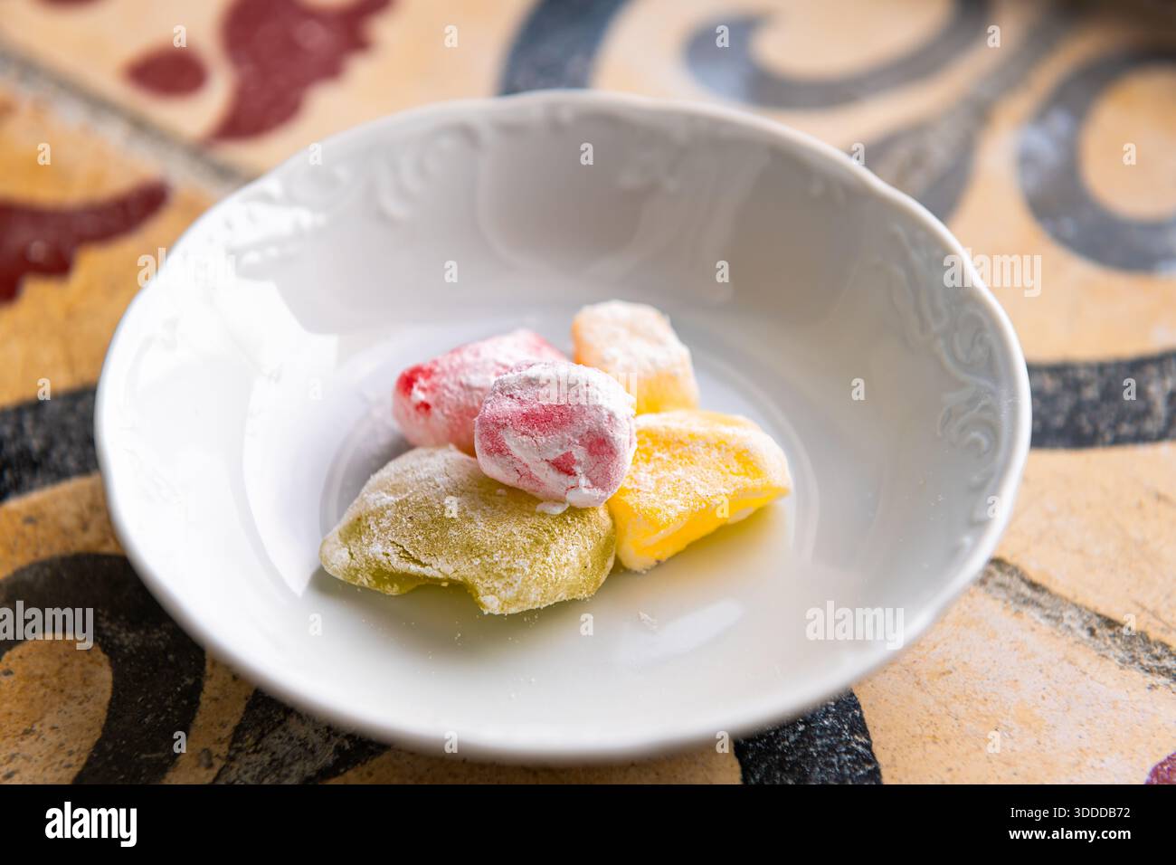 Griechische Delight Hits Dessert süße Speisen von der Insel Ikaria Longevity Blue Zone aus Rosen-, Karmin- und Bergamottenaromen auf weißem Teller Stockfoto