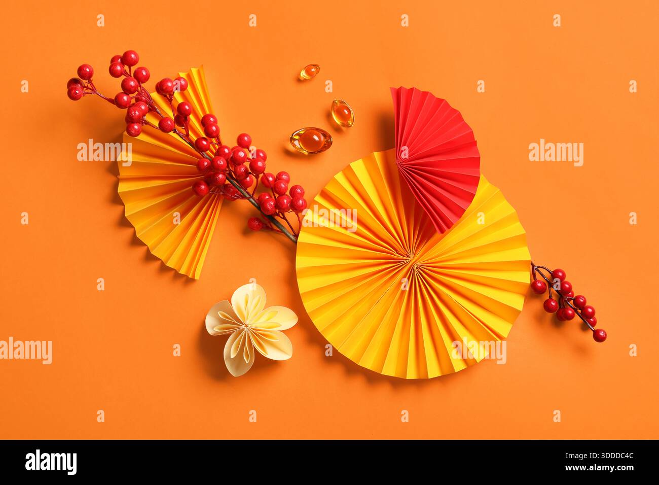 Chinesische Fans auf orangefarbenem Hintergrund Stockfoto
