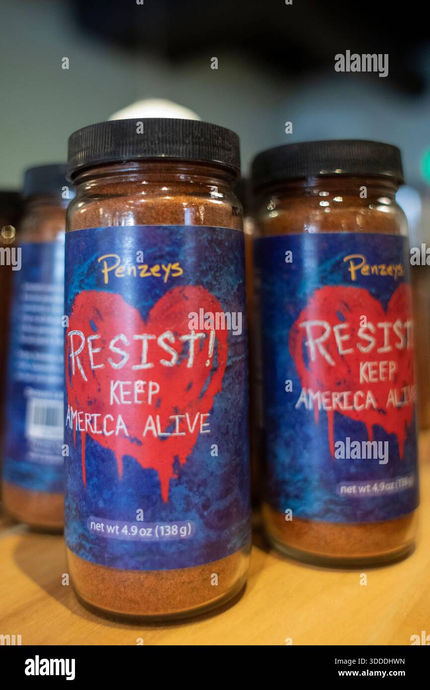 Arvada, Colorado: Flaschen mit Gewürzen werden im Penzeys Spices Store in Olde Town Arvada ausgestellt. Das Unternehmen verbirgt nicht die politische Neigung seines CEO Stockfoto